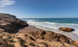Litorale roccioso lungo l'oceano Atlantico nei pressi di Taghazout, Marocco. Da Agadir si può raggiungere facilmente la cittadina di Taghazout percorrendo la N1 in direzione nord.

 ...