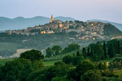 ll panorama del borgo di Todi in Umbria.