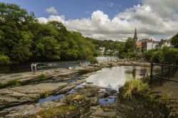 Llangollen, Galles: turisti sulle rive del fiume Dee, che attraversa il piccolo borgo di 3500 abitanti - foto © Howard Pimborough / Shutterstock.com