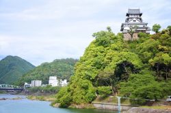 Lo Inuyama Jo Castle nella prefettura di Aichi, Giappone, immerso nella vegetazione.



