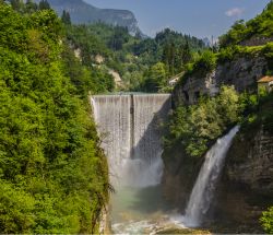 Lo sbarramento di Ponte Serra sul fiume Cismon nei pressi del villaggio di Lamon in Veneto. La tracimazione della diga è un evento che si verifica in primavera.