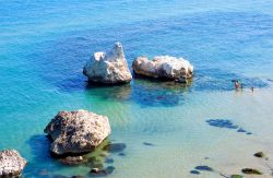 Lo scoglio a forma di Leone davanti al borgo di Rodi Garganico in Puglia - © Gimas / Shutterstock.com