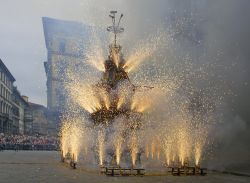 Lo Scoppio del Carro a Firenze: il cosiddeto "Brindellone" espolde in piazza del Duomo nella domenica di Pasqua - © Pecold / Shutterstock.com