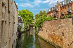 Lo scorcio di un canale nel centro di Leuven, Belgio. La città si trova nella provincia del Brabante fiammingo, nella regione delle Fiandre.

