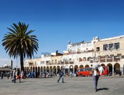 Lo scorcio di una strada di Asmara, Eritrea, in cui si svolge il bel mercato cittadino. Si tiene quasi tutti i giorni nei pressi del quartiere a sud di Menelik Avenue.




