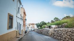 Lo scorcio di una viuzza del paesino di Oliva, Spagna. Questa località possiede un piccolo centro storico ben conservato.



