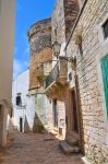 Lo scorcio di un'antica torre in pietra in un vicolo di Ceglie Messapica, Salento, Puglia - © Mi.Ti. / Shutterstock.com