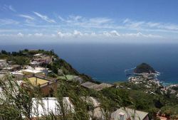 Lo sguardo panoramico, direzione sud-est, che si ammira da Serrara Fontana, sul fianco meridionale del monte Epomeo (Isola d'Ischia) - © Wikipedia