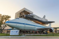 Lo shuttle in Independence Plaza allo Space Center Houston, Texas, al tramonto  - © Tricia Daniel / Shutterstock.com