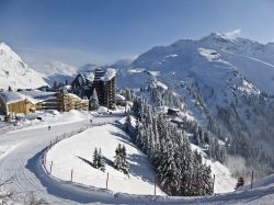 Lo ski resort di Avoriaz in Francia visto dall'alto di una collina. Famosa località a 1800 metri di quota sulle Alpi francesi, Avoriaz è "car free": in inverno le ...