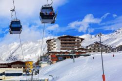 Lo ski resort di Obergurgl, Austria. Questa bella località sciistica offre panorami mozzafiato e neve garantita da metà novembre a inizi maggio.

