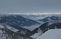 Lo ski resort di St. Oswald - Bad Kleinkircheim in Carinzia, Austria, al calar del sole.
