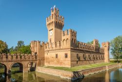 Lo spettacolare Castello dei Manzoli, famoso per la FIera d'Ottobre, si trova a San Martino di Soverzano a Minerbio di Bologna.