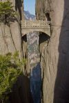 Lo spettacolare ponte sui monti Huangshan, Cina: dal 1990 quest'area montuosa è stata inserita fra i patrimoni dell'umanità dall'Unesco.
