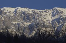 Lo spettacolo delle Alpi Marittime innevate da Entracque in Piemonte.