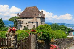 Lo splendido Castello di Yvoire, considerato uno dei borghi più belli della Francia.