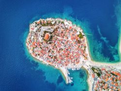 Lo splendido centro storico di Primosten, Croazia, fotografato dall'alto. Un tempo isola protetta dalle mura e dalle torri di pietra, è divenuta poi una penisola: nel XVI° secolo ...