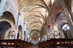 Lo splendido interno della chiesa di San Bassiano a Pizzighettone, Cremona, Lombardia - © BAMO / Shutterstock.com