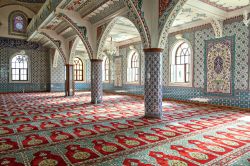 Lo splendido interno della Manavgat Mosque nei pressi della città di Antalya, Turchia. Si tratta della più grande moschea del distretto turco di Antalya.
