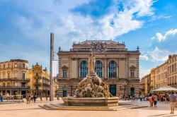 Lo splendido palazzo dell'Opera di Montpellier con la fontana in piazza della Commedia, Francia. Questo teatro ottocentesco ospita concerti di musica classica, balletti e spettacoli culturali ...