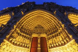 Lo splendido portale principale della cattedrale di Our Lady di Amiens, Francia. Fotografato di notte e illuminato, il grande portale si presenta con una ricca decorazione scultorea e con la ...