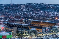Lo stadio di Pittsburgh (Pennsylvania) illuminato di sera. Inaugurato nel 2001, ospita fino a 68.400 persone.
