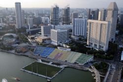 Lo stadio galleggiante di Marina Bay a Singapore. Questa struttura, nota anche come "The Float" è la più grande piattaforma al mondo di questo genere ed è utilizzata ...
