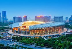 Lo stadio olimpico di Jinan, Cina, fotografato all'imbrunire. Lo Jinan Olympic Sports Center Stadium ha una capienza di 60 mila posti - © Jinning Li / Shutterstock.com