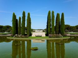 Lo stagno del Cimitero Militare Americano di Nettuno, Lazio. Situato in piazzale Kennedy,  il cimitero ospita le salme dei soldati statunitensi scomparsi durante la campagna d'Italia ...