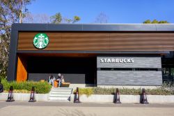 Lo Starbucks Coffe Shop al parco del castello di Osaka, Giappone - © Atiwat Witthayanurut / Shutterstock.com