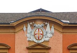 Lo stemma della città di Reggio Emilia con l'acronimo SPQR, Emilia Romagna. Rappresenta uno scudo sannitico di color argento con una croce rossa e le lettere SPQR in stampatello - rarrarorro ...