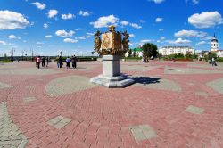 Lo stemma di Tomsk nella Piazza Lenin, inaugurato in occasione del 400° anniversario della fondazione della città - © Mikhail Markovskiy / Shutterstock.com