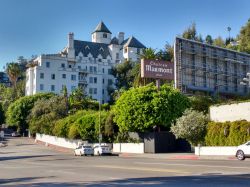 Lo storico Chateau Marmont hotel a Los Angeles, una classica location per molti film di Hollywood - © Alex Millauer / Shutterstock.com