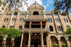 Lo storico Driskill Hotel in Brazos Street a Austin, Texas: costruito nel 1886, questo albergo di lusso sorge a dieci minuti dal Campidoglio - © Fotoluminate LLC / Shutterstock.com
