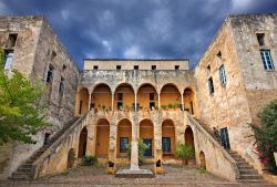 Lo storico edificio dello Spetses Museum, Grecia. Dal 1938 è proprietà dello Stato greco che vi ha stabilito la sede del museo archeologico e folkloristico - © Heracles Kritikos ...