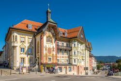 Lo storico edificio Marienstift (Kruglederer Haus) a Bad Tolz, Germania. La facciata di questa costruzione situata nel cuore della città dell'Alta Baviera è riccamente decorata ...