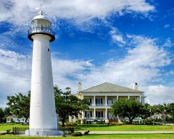 Lo storico faro di Biloxi, Mississipi, Stati Uniti. Costruito in gran parte a Baltimora, venne spedito a sud e inaugurato nel 1848. E' celebre per essere l'unico faro superstite fra ...