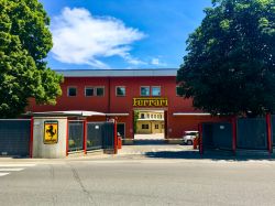 Lo storico ingesso della Ferrari di Maranello, la fabbirca delle autovetture sportive più famose del mondo - © MRicart_Photography / Shutterstock.com