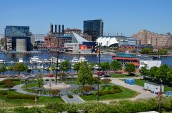 Lo storico Inner Harbor di Baltimora, Maryland, visto dal Federal Hill Park (Stati Uniti d'America). Il Federal Hill Park si estende per circa 10 acri e si trova sulla sponda meridionale ...