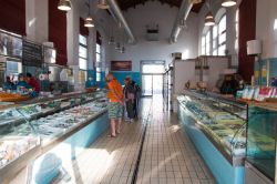 Lo storico mercato del pesce di Cesenatico in Emilia-Romagna - © silvia.cozzi / Shutterstock.com