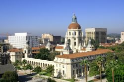 Lo storico municipio di Pasadena in California. Venne eretto nel 1927 in stile coloniale spagnolo - © Mark Breck / Shutterstock.com