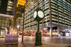 Lo storico orologio all'incrocio di Main Street e Texas Street a Houston, Texas, fotografato di notte.

