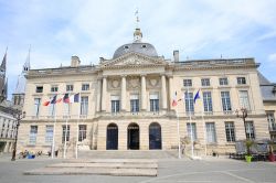 Lo storico Palazzo del Municipio a Chalons-en-Champagne con le bandiere di Francia e della Comunità Europea.
