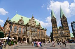 Lo storico Palazzo Municipale di Brema con la cattedrale di San Pietro, Germania. Il Municipio venne costruito in stile gotico fra il 1405 e il 1410; successivamente fu aggiunta una facciata ...