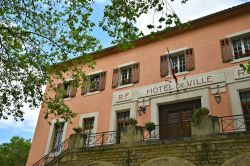 Lo storico Palazzo Municipale di Fontaine-de-Vaucluse, Provenza, Francia - © Eleni Mavrandoni / Shutterstock.com