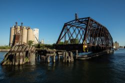 Lo storico ponte girevole sul fiume Milwaukee nell'omonima città, Wisconsin (USA).

