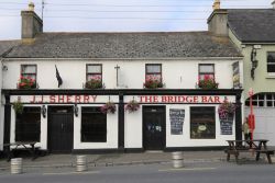 Lo storico Sherry's Bar Clarinbridge, Contea di Galway in Irlanda - © Wozzie / Shutterstock.com