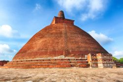 Lo stupa di Jetavanaramaya fra le rovine di Jetavana nella città di Anuradhapura, Sri Lanka. Questo monumento sacro accoglie una reliquia: si tratta di una fascia o cintura appartenuta ...