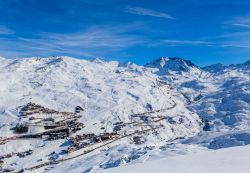 Lo zig zag di una suggestiva strada del villaggio di Les Menuires, Val Thorens, Francia.


