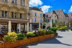 Locali all'aperto in una strada del centro di Chartres, Francia, in un giornata di sole.

